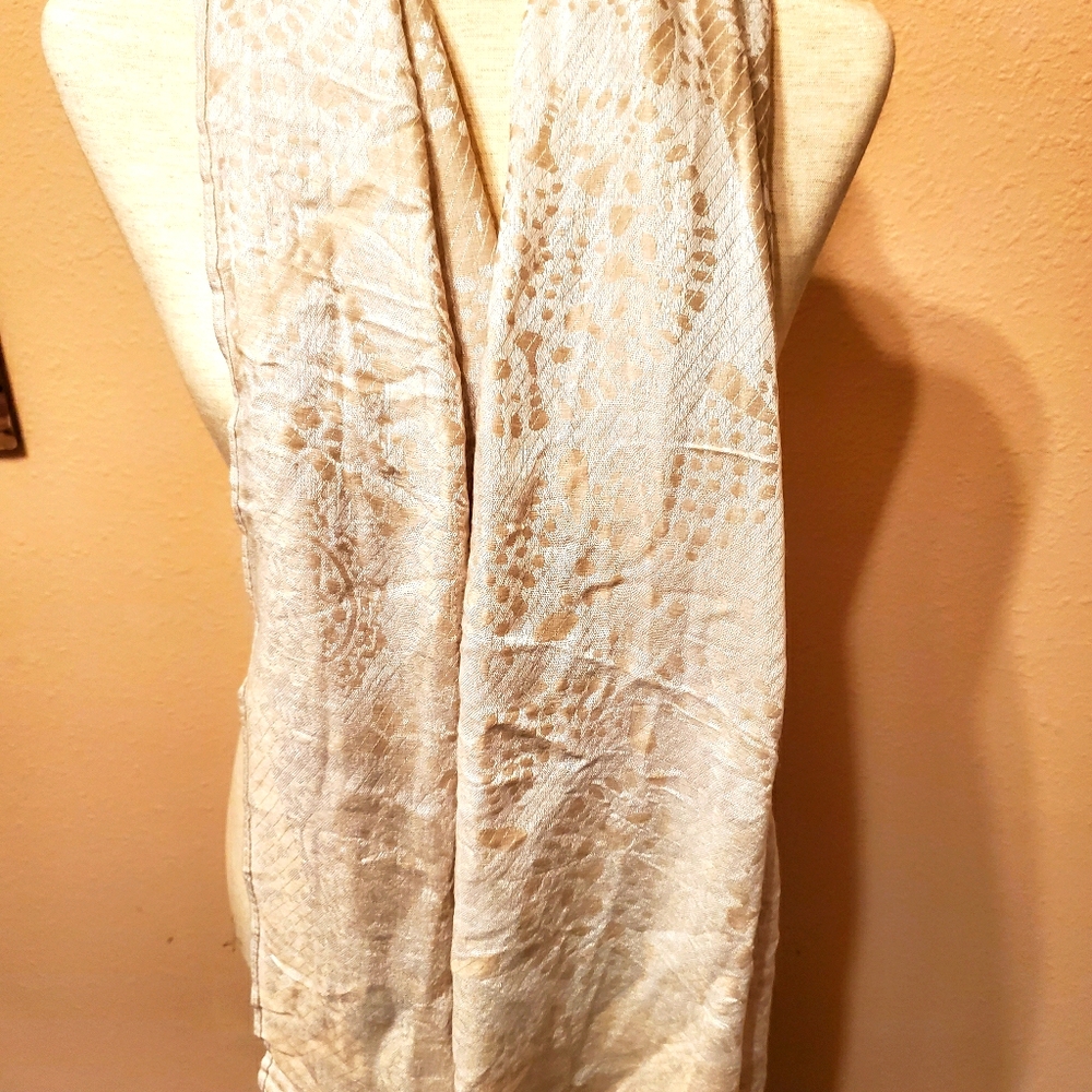 Subtle yet intricate scarf